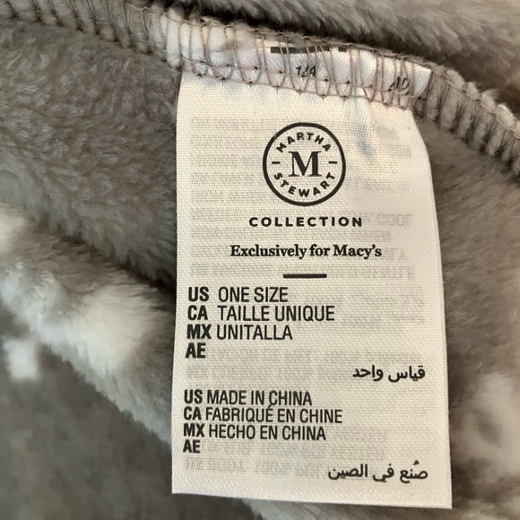 Martha Stewart Collection Plush Robe, One Size, gray w/ white snowflakes - Picture 6 of 10